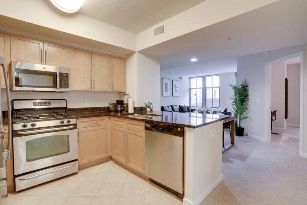 Upscale Comfort Next To Metro And Dining Arlington Eksteriør bilde