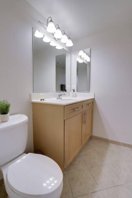 Upscale Comfort Next To Metro And Dining Arlington Eksteriør bilde