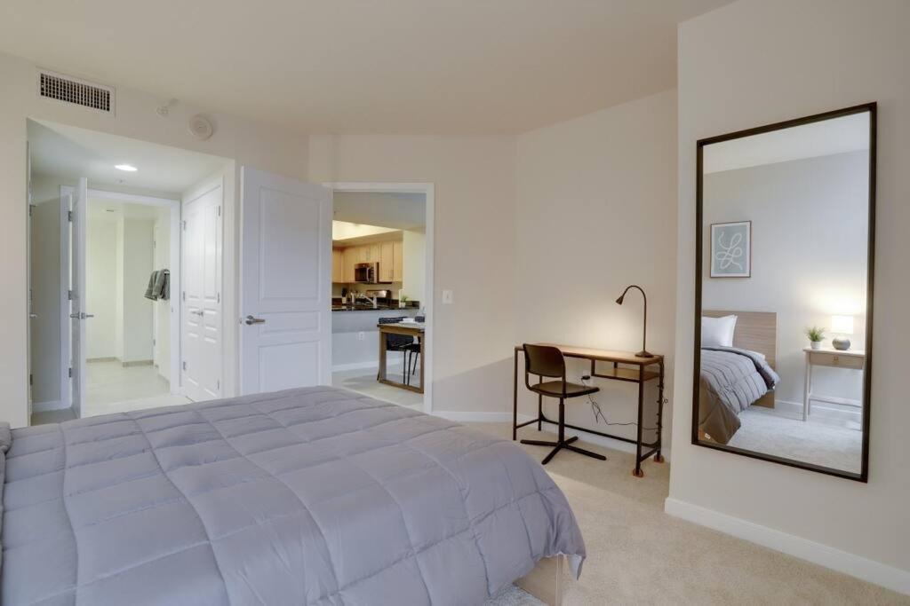 Upscale Comfort Next To Metro And Dining Arlington Eksteriør bilde