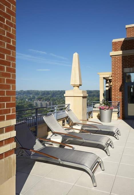 Upscale Comfort Next To Metro And Dining Arlington Eksteriør bilde