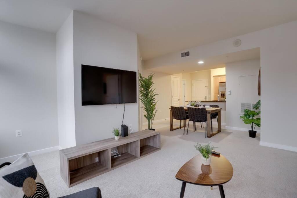 Upscale Comfort Next To Metro And Dining Arlington Eksteriør bilde