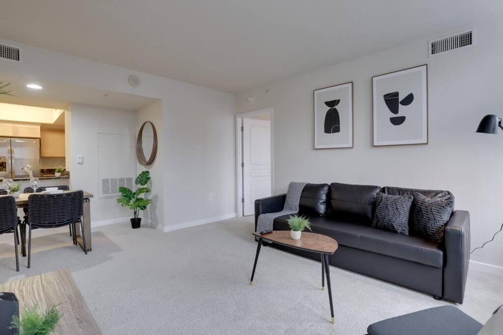 Upscale Comfort Next To Metro And Dining Arlington Eksteriør bilde