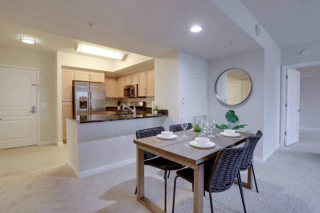 Upscale Comfort Next To Metro And Dining Arlington Eksteriør bilde