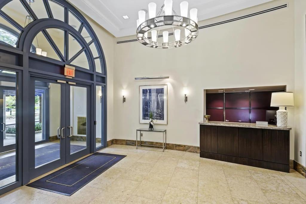 Upscale Comfort Next To Metro And Dining Arlington Eksteriør bilde