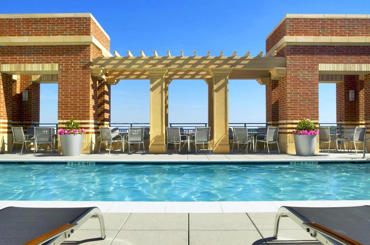 Upscale Comfort Next To Metro And Dining Arlington Eksteriør bilde