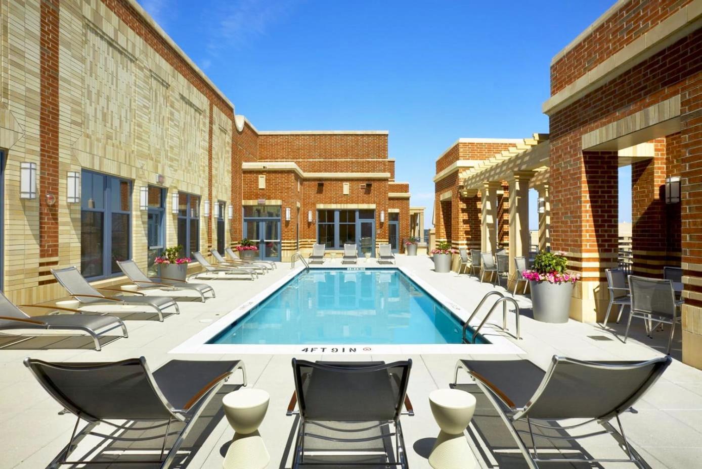Upscale Comfort Next To Metro And Dining Arlington Eksteriør bilde